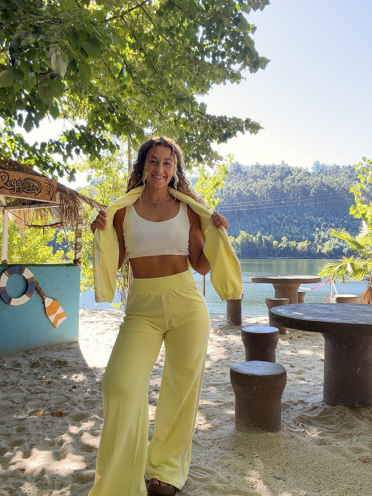 Conjunto Mimosa amarelo com calça larga