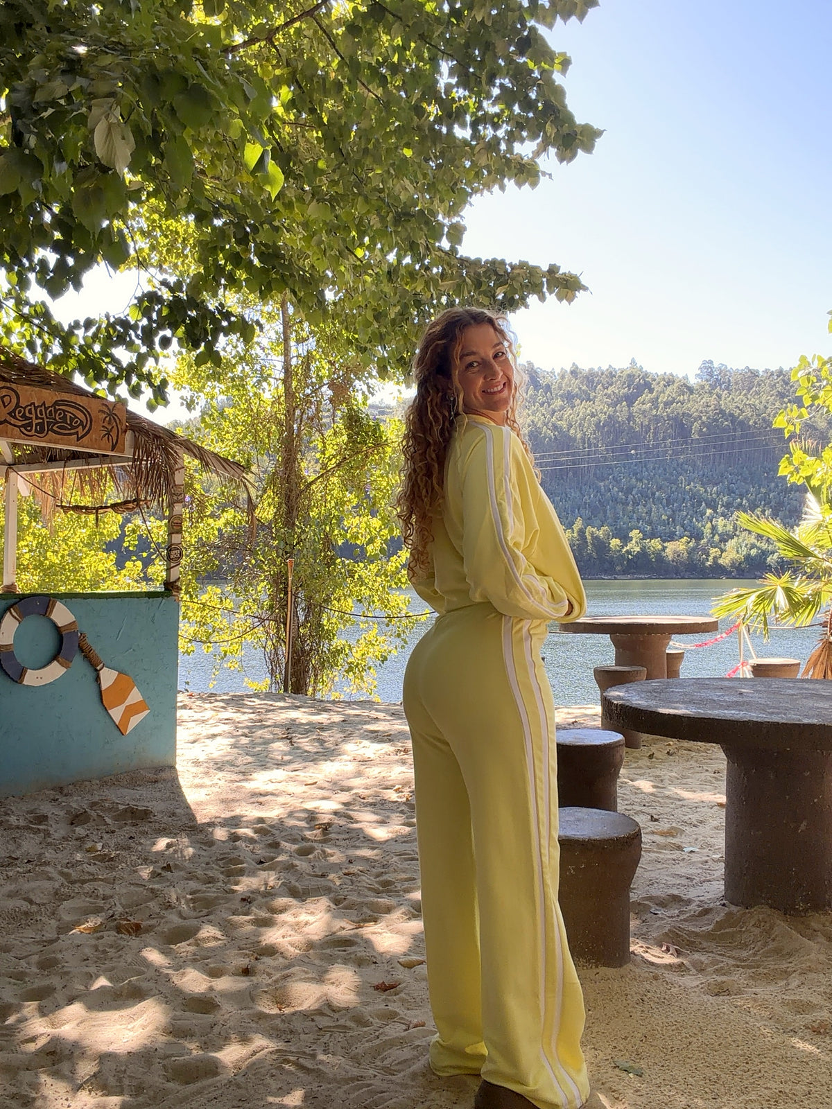 Conjunto Mimosa amarelo com calça, vista de costas